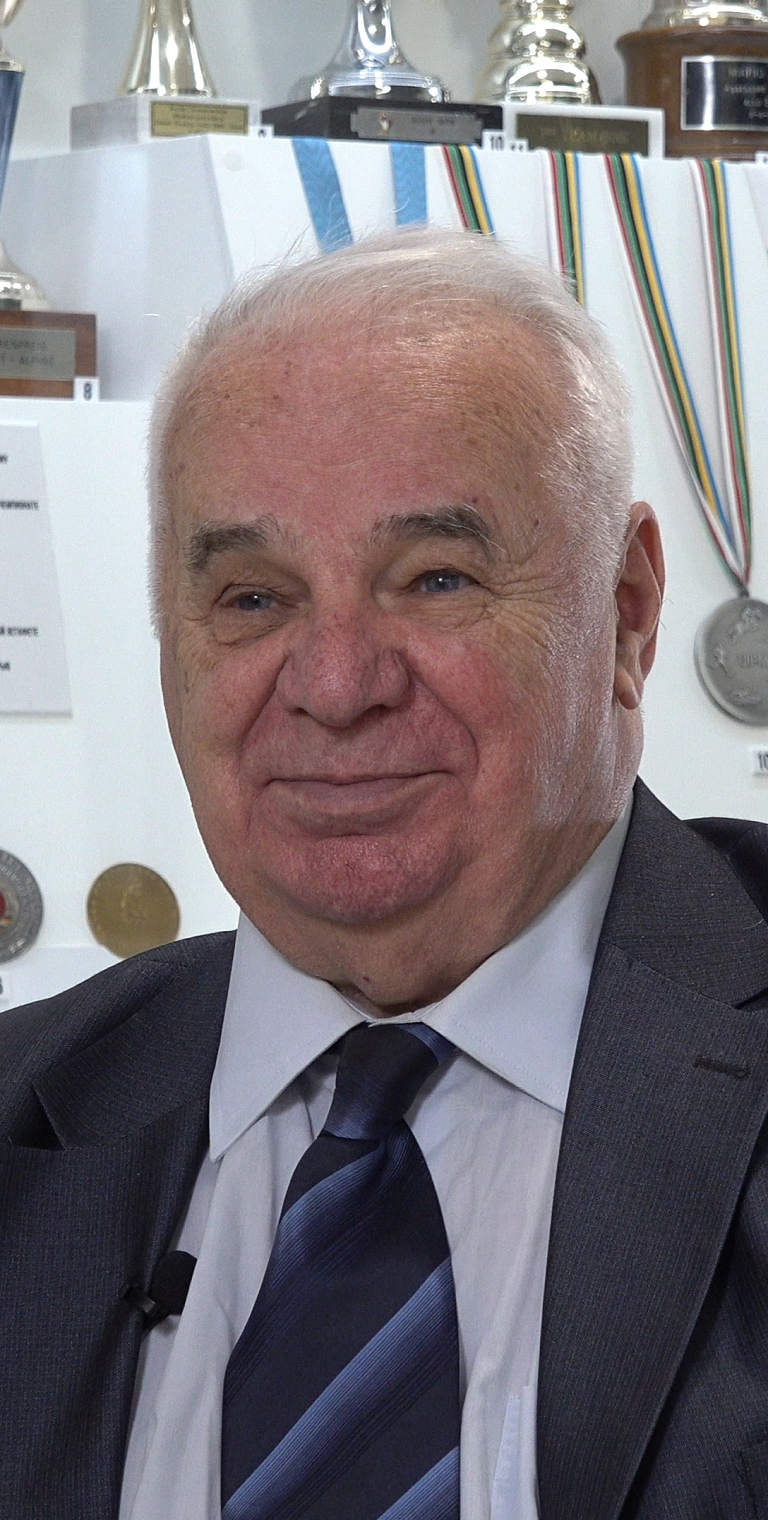 Олег 
 Хапланов